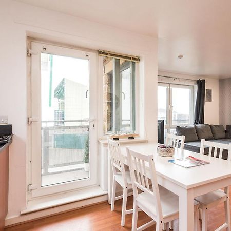 Modern Spacious 3 Bedroom City Centre Apartment - Free Parking - Private Balcony เอดินบะระ ภายนอก รูปภาพ