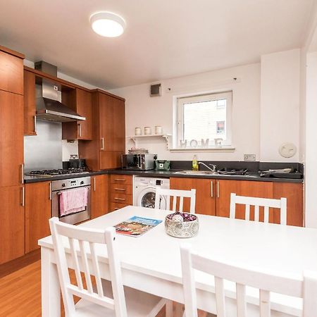 Modern Spacious 3 Bedroom City Centre Apartment - Free Parking - Private Balcony เอดินบะระ ภายนอก รูปภาพ