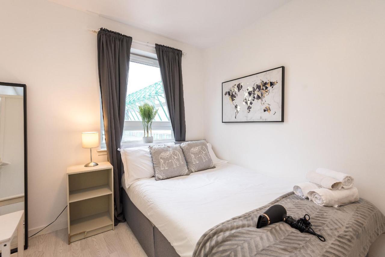 Modern Spacious 3 Bedroom City Centre Apartment - Free Parking - Private Balcony เอดินบะระ ภายนอก รูปภาพ