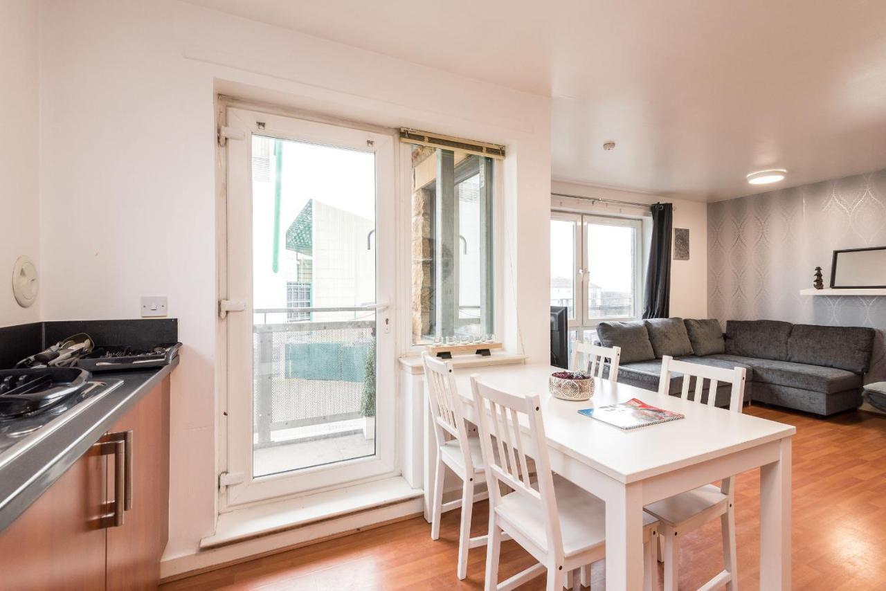 Modern Spacious 3 Bedroom City Centre Apartment - Free Parking - Private Balcony เอดินบะระ ภายนอก รูปภาพ