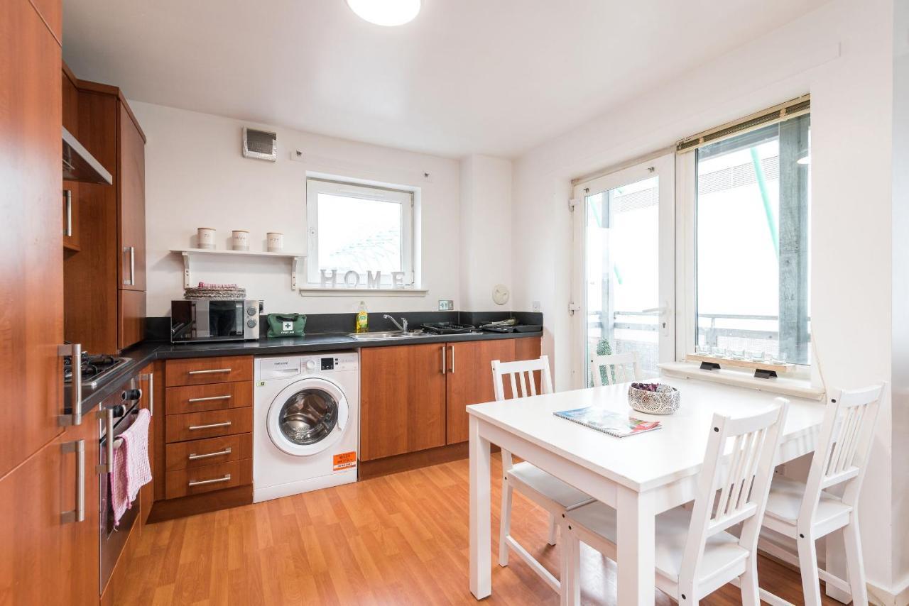 Modern Spacious 3 Bedroom City Centre Apartment - Free Parking - Private Balcony เอดินบะระ ภายนอก รูปภาพ