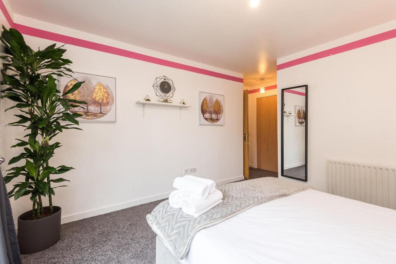 Modern Spacious 3 Bedroom City Centre Apartment - Free Parking - Private Balcony เอดินบะระ ภายนอก รูปภาพ