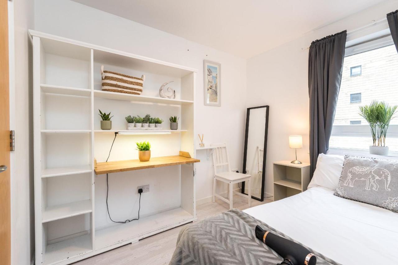 Modern Spacious 3 Bedroom City Centre Apartment - Free Parking - Private Balcony เอดินบะระ ภายนอก รูปภาพ