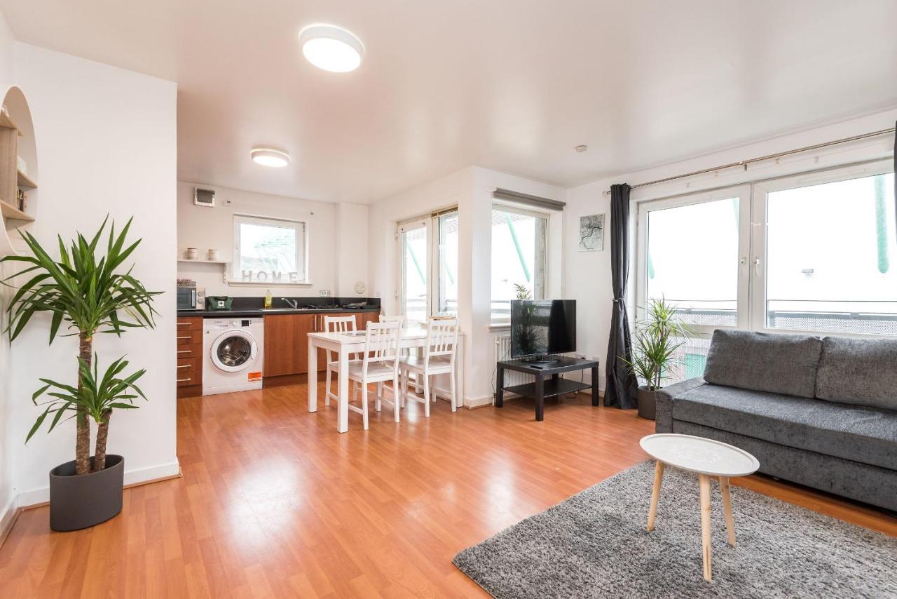 Modern Spacious 3 Bedroom City Centre Apartment - Free Parking - Private Balcony เอดินบะระ ภายนอก รูปภาพ