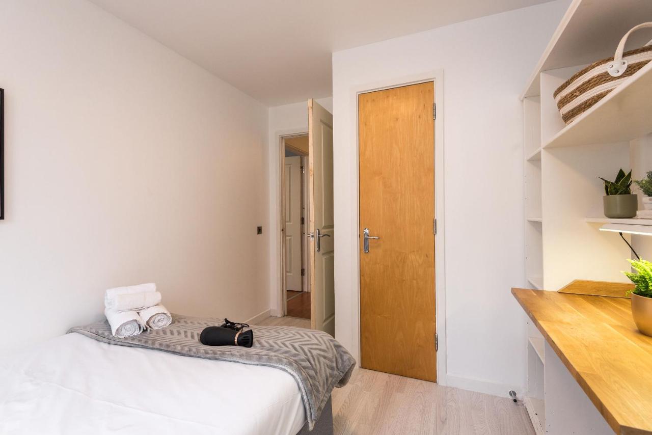 Modern Spacious 3 Bedroom City Centre Apartment - Free Parking - Private Balcony เอดินบะระ ภายนอก รูปภาพ