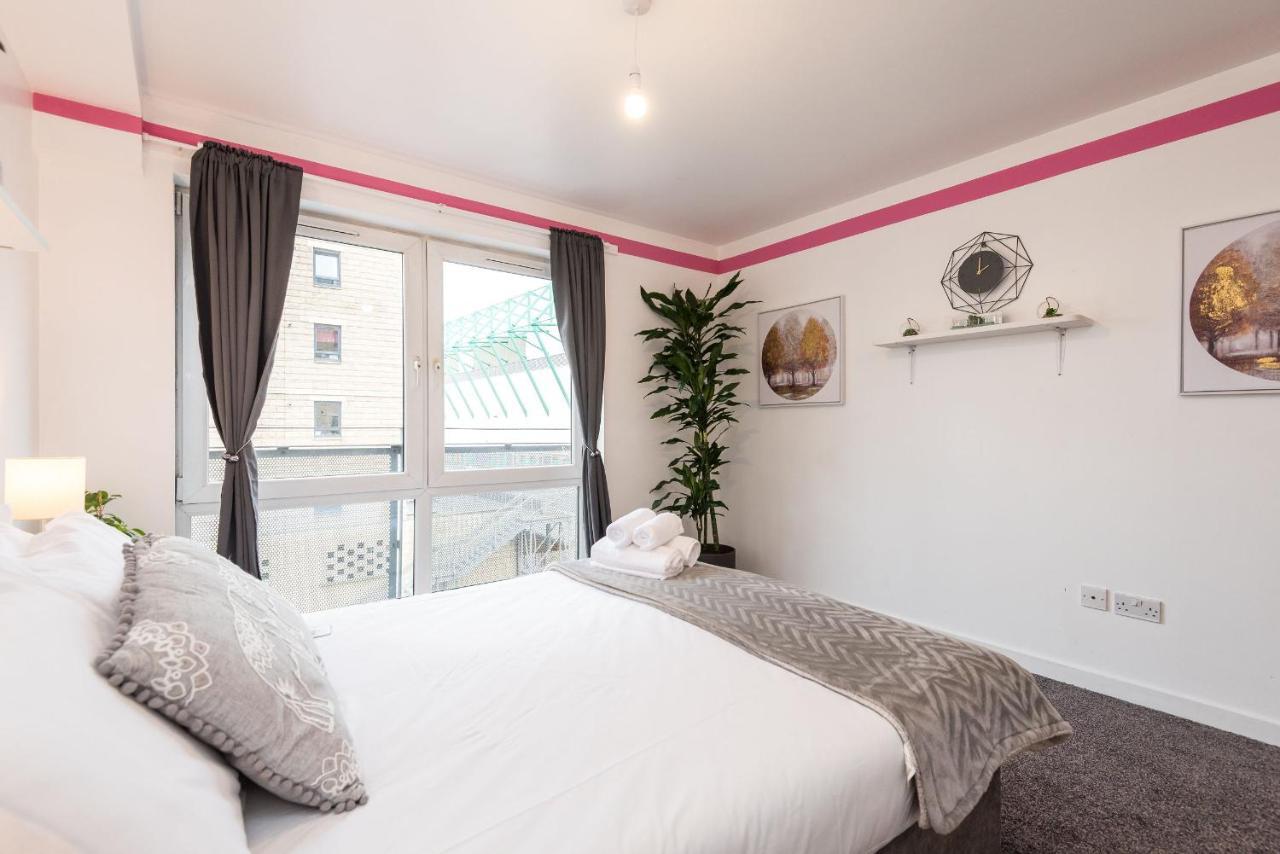 Modern Spacious 3 Bedroom City Centre Apartment - Free Parking - Private Balcony เอดินบะระ ภายนอก รูปภาพ