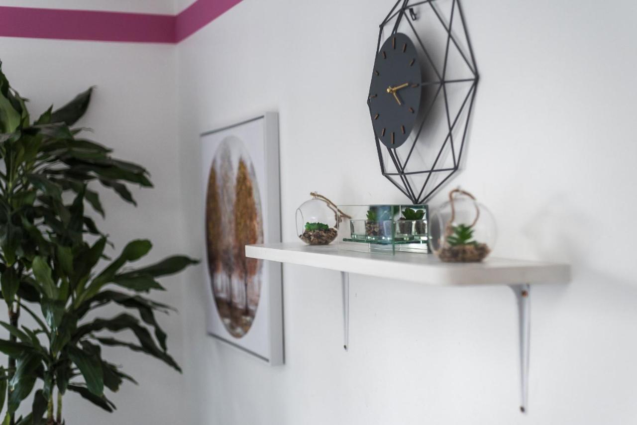Modern Spacious 3 Bedroom City Centre Apartment - Free Parking - Private Balcony เอดินบะระ ภายนอก รูปภาพ
