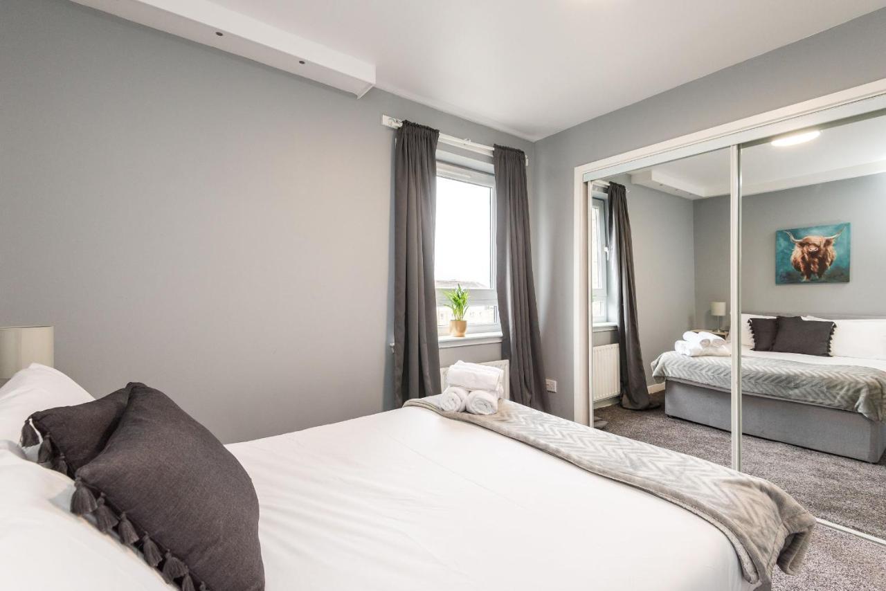 Modern Spacious 3 Bedroom City Centre Apartment - Free Parking - Private Balcony เอดินบะระ ภายนอก รูปภาพ