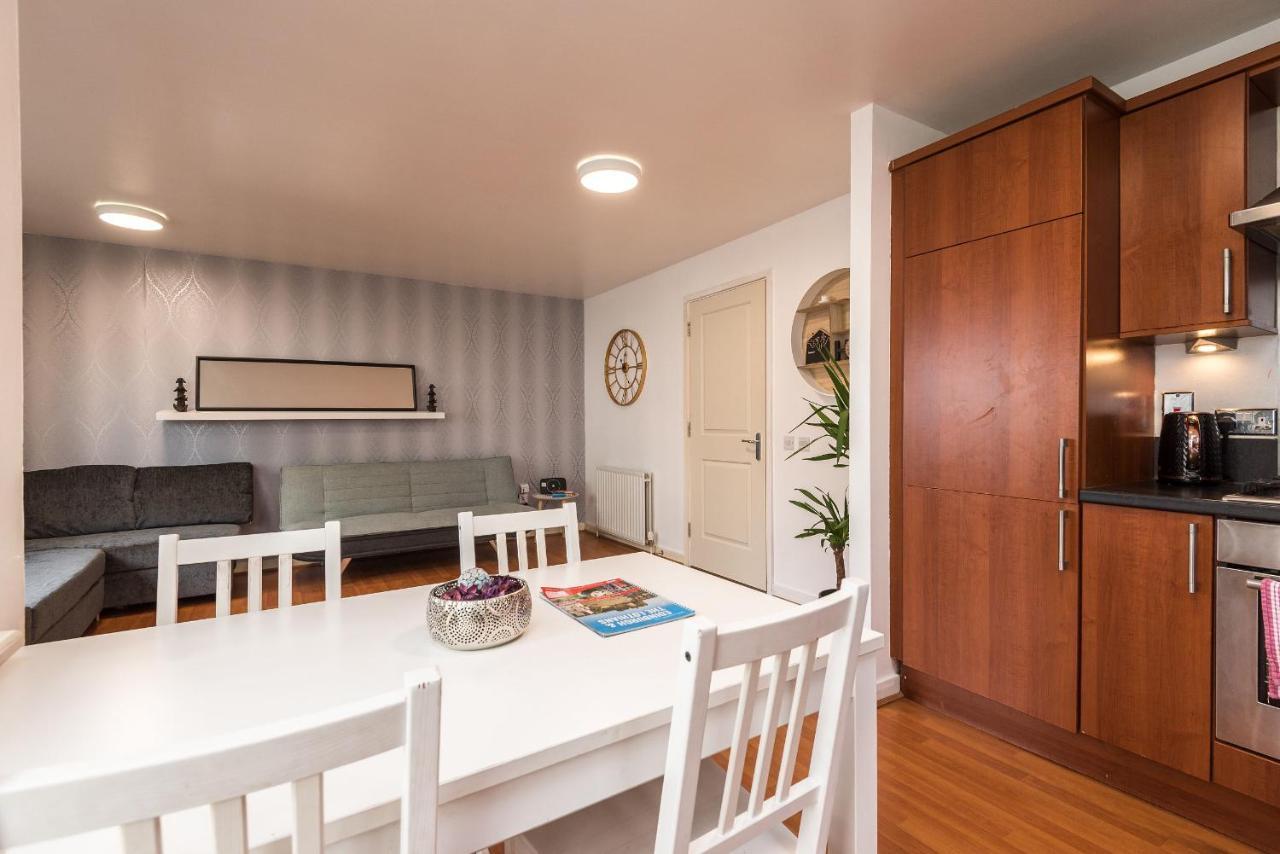 Modern Spacious 3 Bedroom City Centre Apartment - Free Parking - Private Balcony เอดินบะระ ภายนอก รูปภาพ