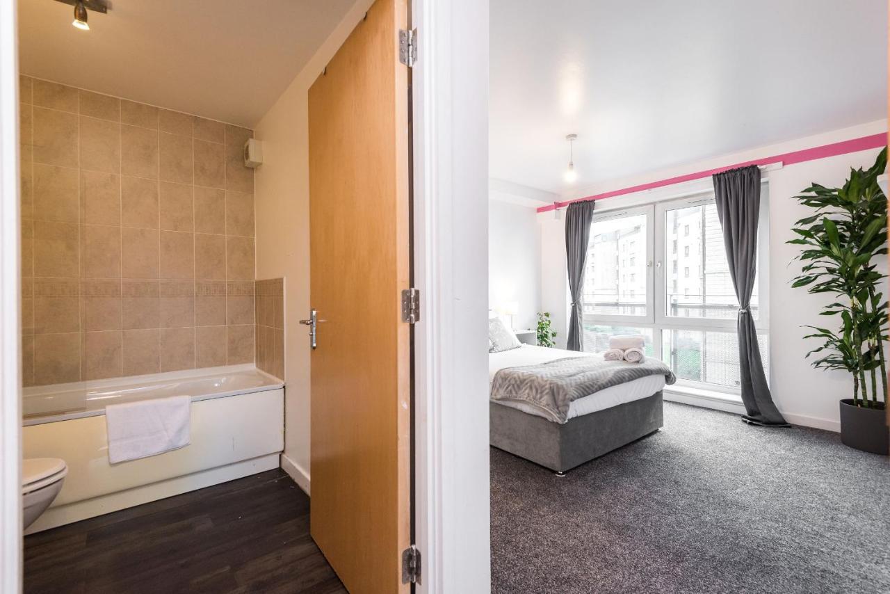 Modern Spacious 3 Bedroom City Centre Apartment - Free Parking - Private Balcony เอดินบะระ ภายนอก รูปภาพ