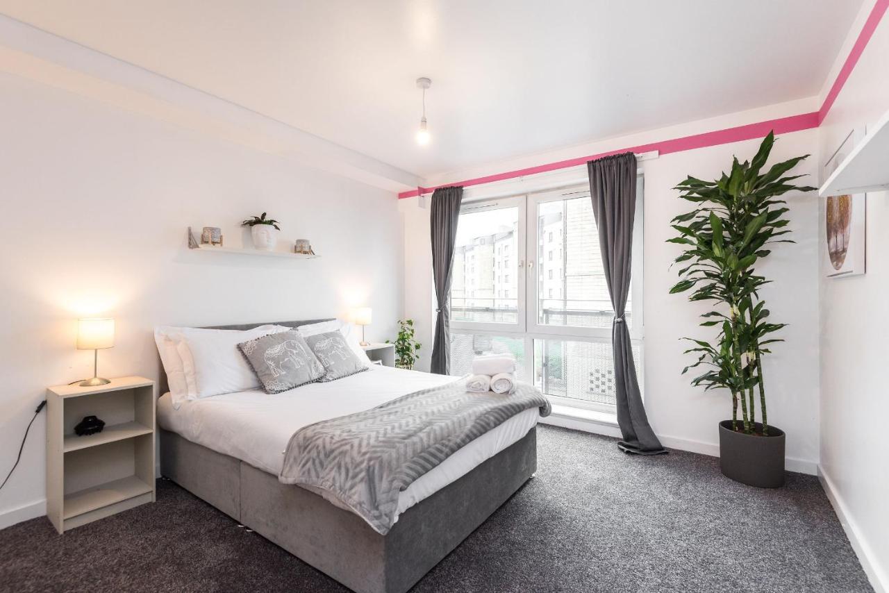Modern Spacious 3 Bedroom City Centre Apartment - Free Parking - Private Balcony เอดินบะระ ภายนอก รูปภาพ