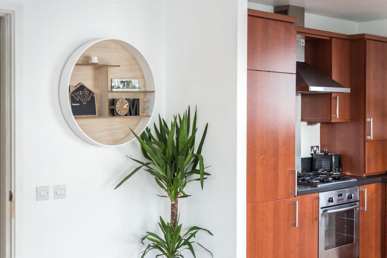 Modern Spacious 3 Bedroom City Centre Apartment - Free Parking - Private Balcony เอดินบะระ ภายนอก รูปภาพ