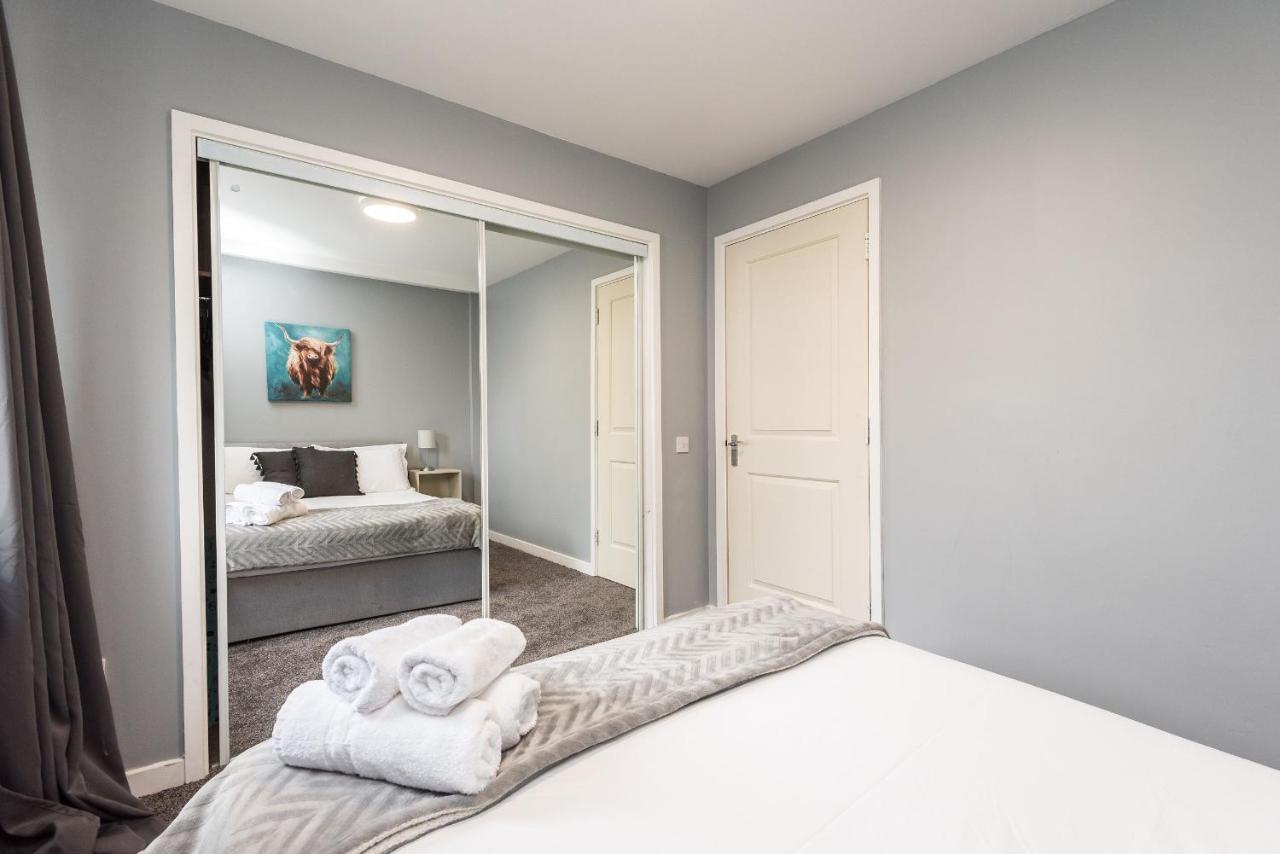 Modern Spacious 3 Bedroom City Centre Apartment - Free Parking - Private Balcony เอดินบะระ ภายนอก รูปภาพ