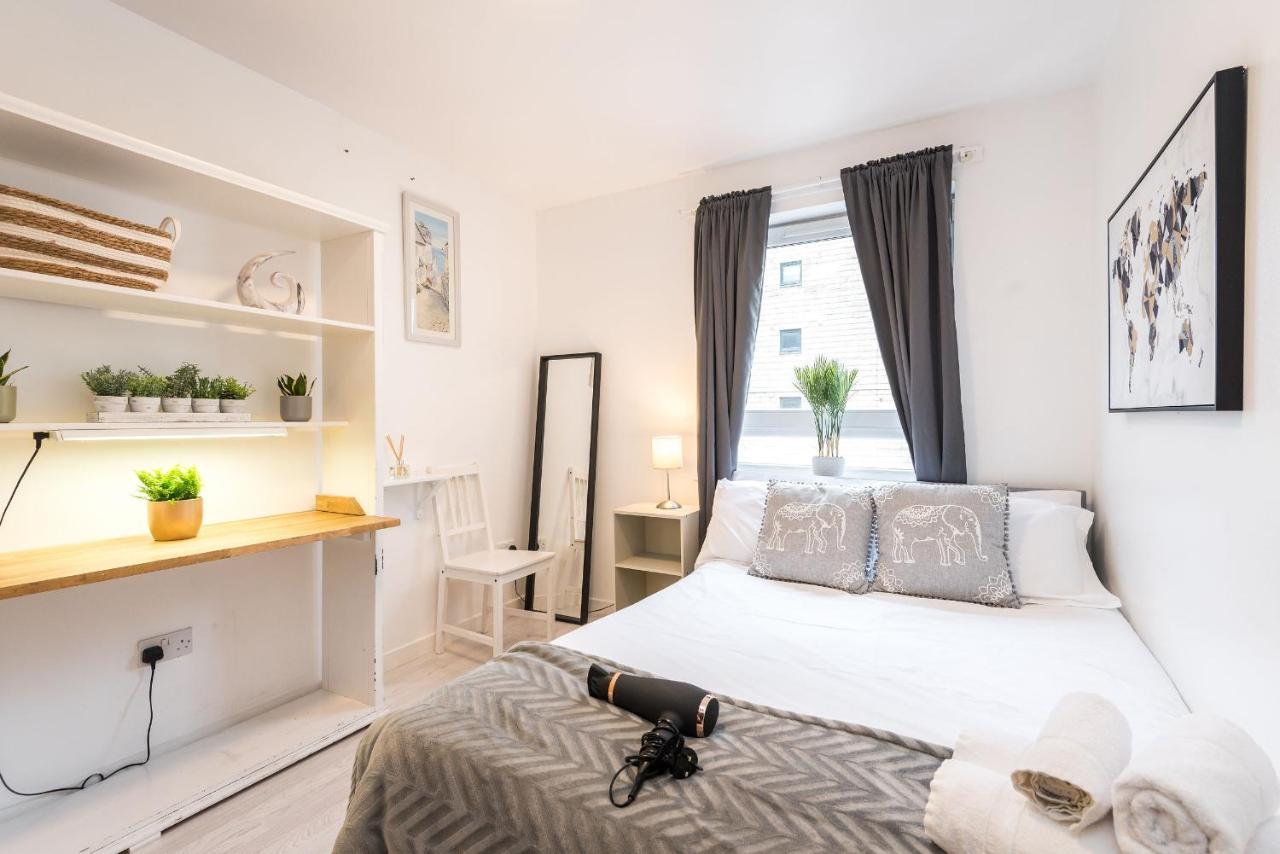 Modern Spacious 3 Bedroom City Centre Apartment - Free Parking - Private Balcony เอดินบะระ ภายนอก รูปภาพ