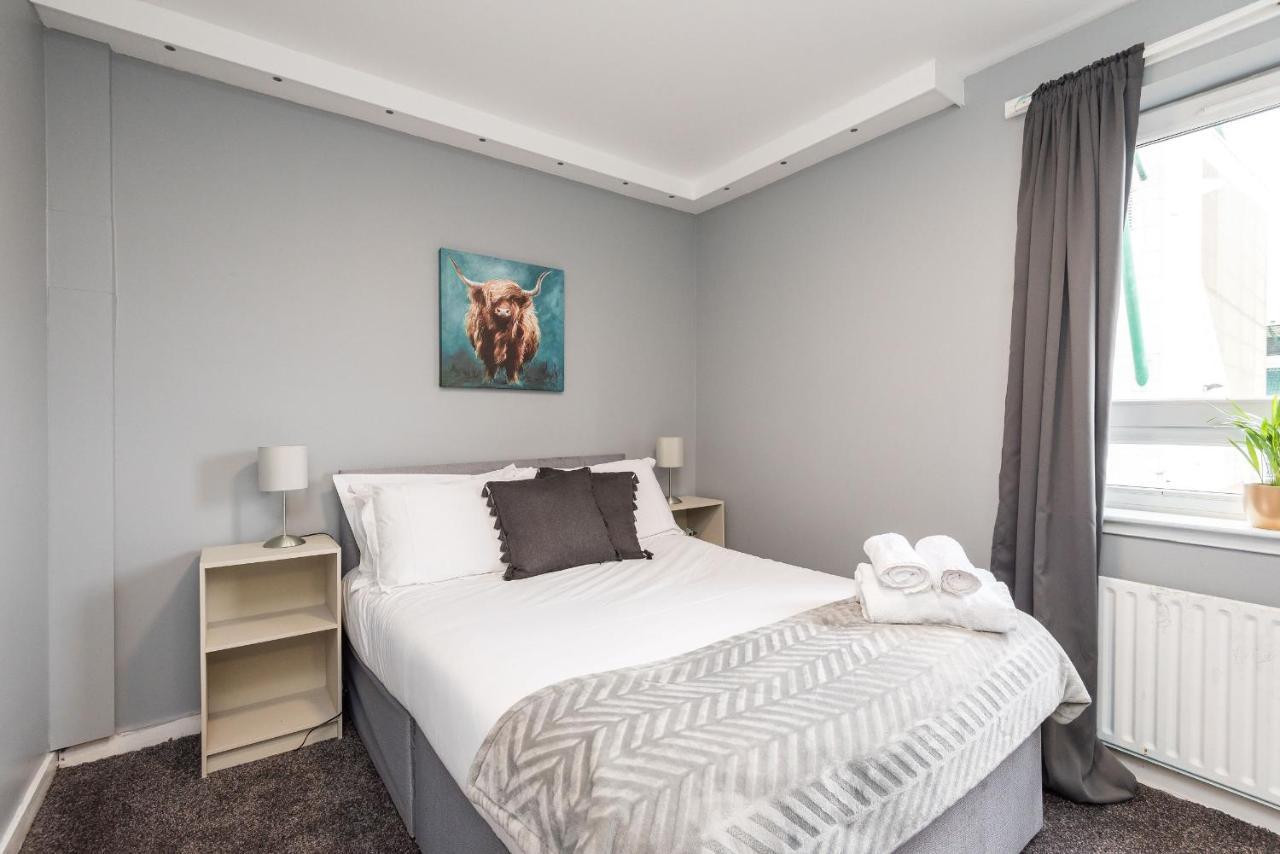 Modern Spacious 3 Bedroom City Centre Apartment - Free Parking - Private Balcony เอดินบะระ ภายนอก รูปภาพ
